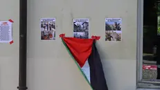 La bandiera palestinese in UniBs lo scorso maggio - © www.giornaledibrescia.it