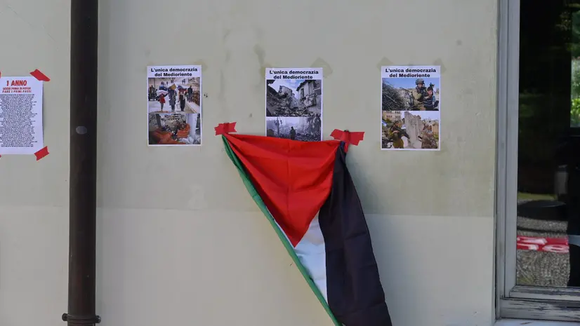 La bandiera palestinese in UniBs lo scorso maggio - © www.giornaledibrescia.it