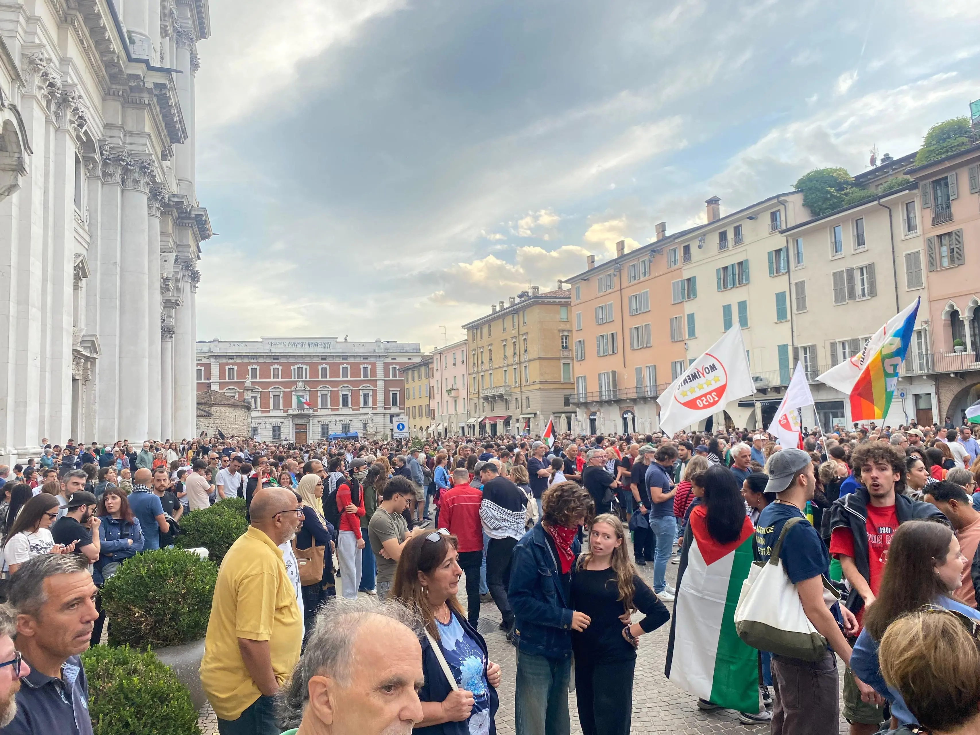 La manifestazione per Gaza in piazza Paolo VI