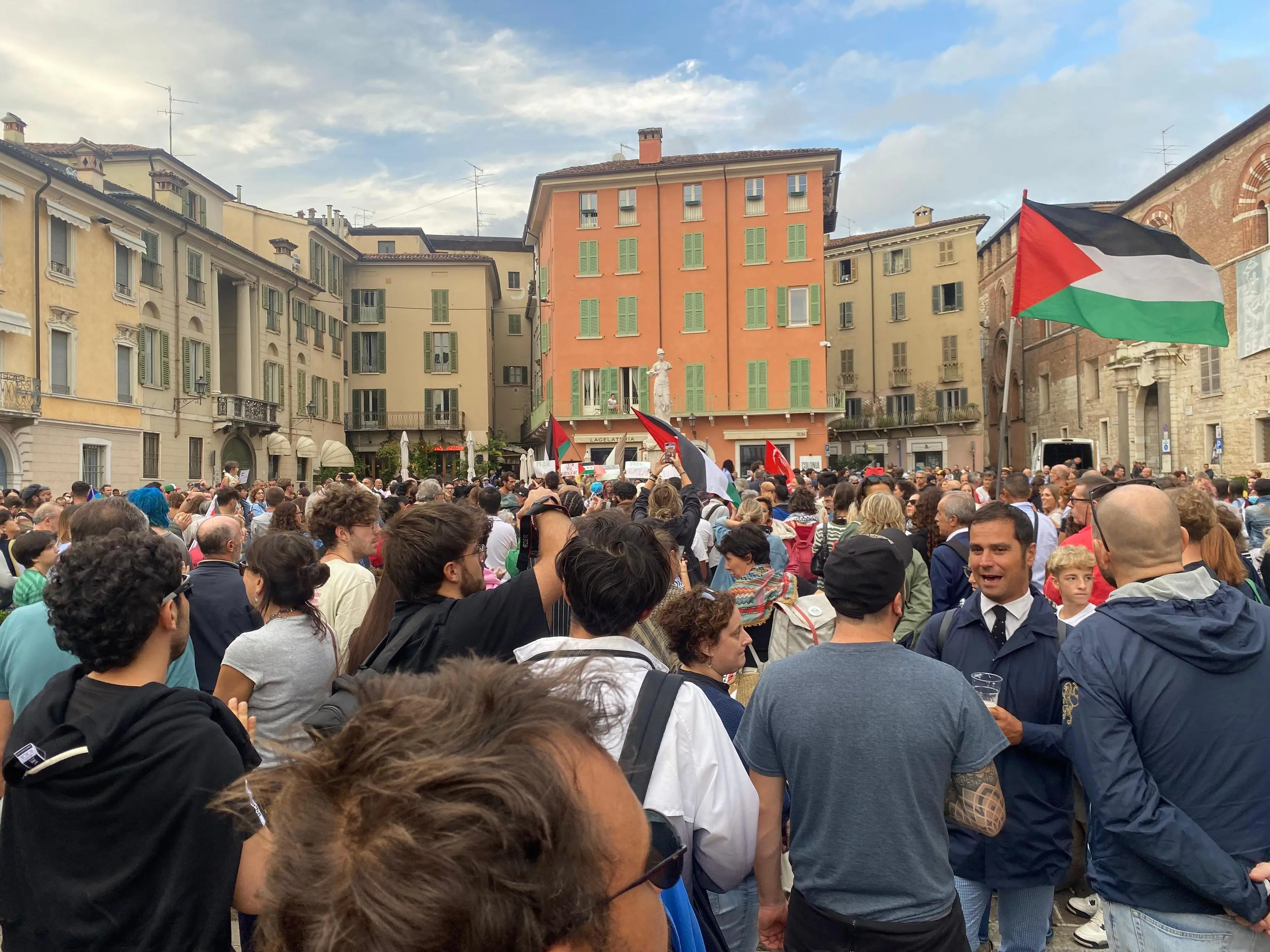 La manifestazione per Gaza in piazza Paolo VI