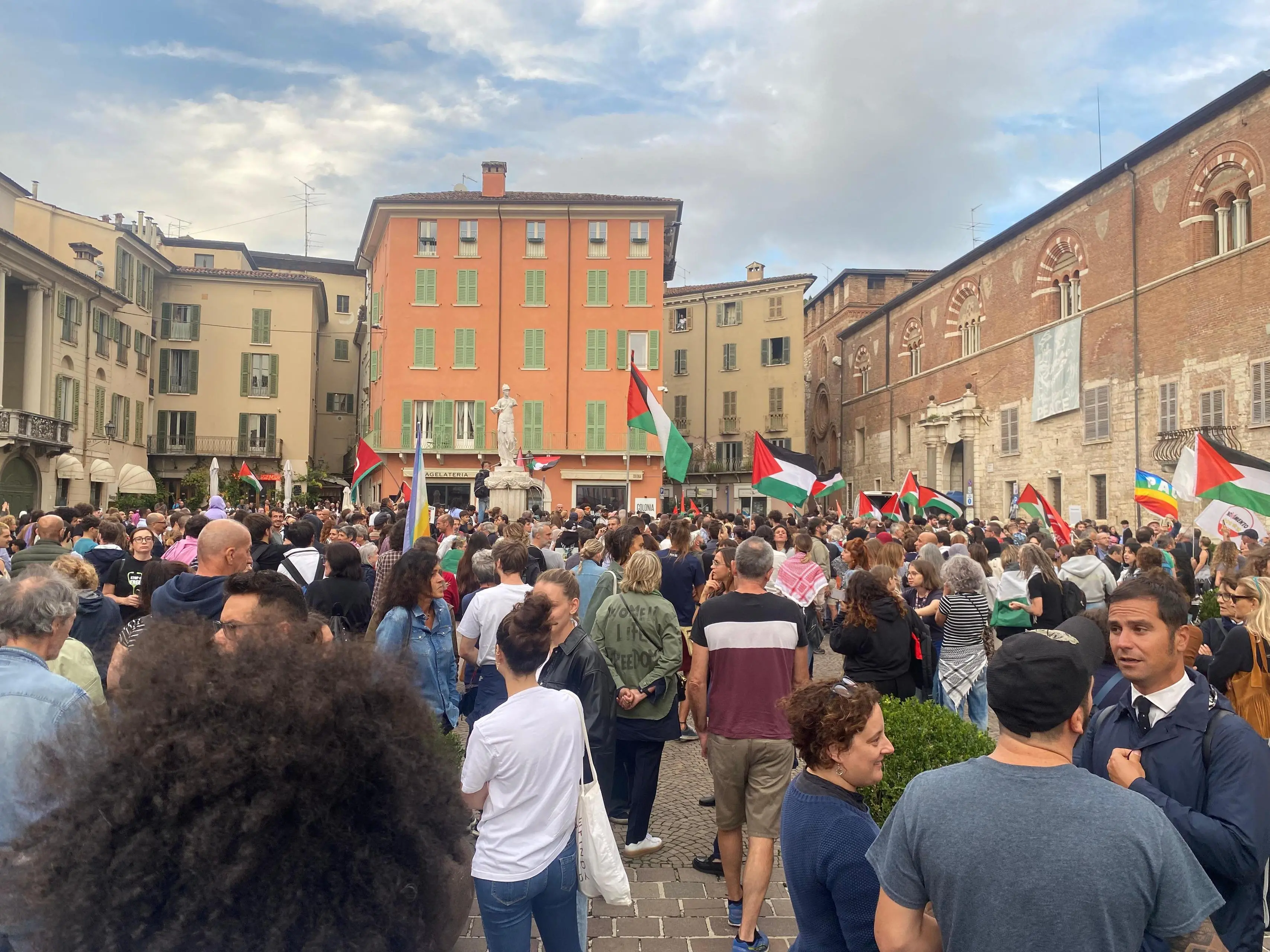 La manifestazione per Gaza in piazza Paolo VI