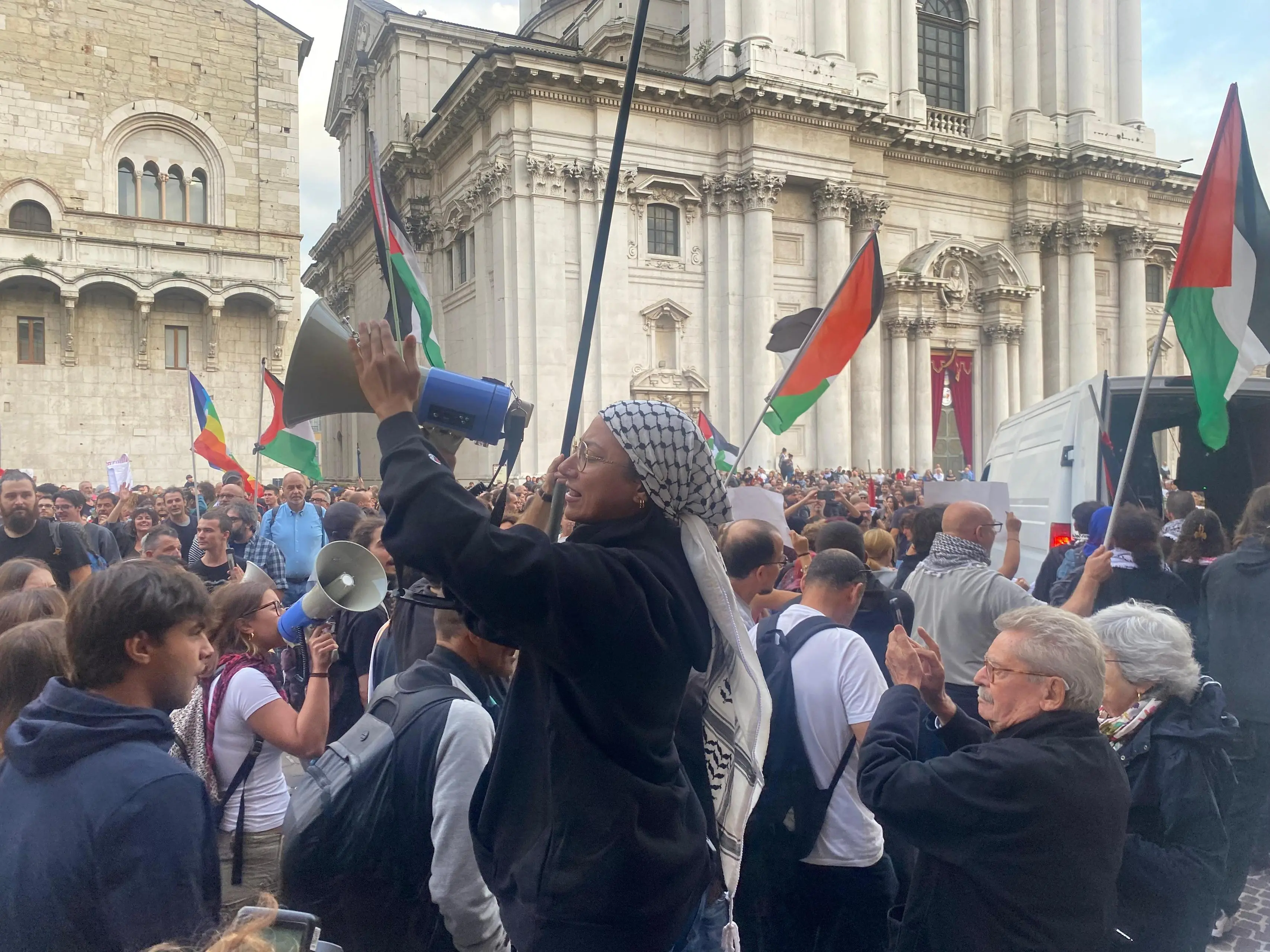 La manifestazione per Gaza in piazza Paolo VI