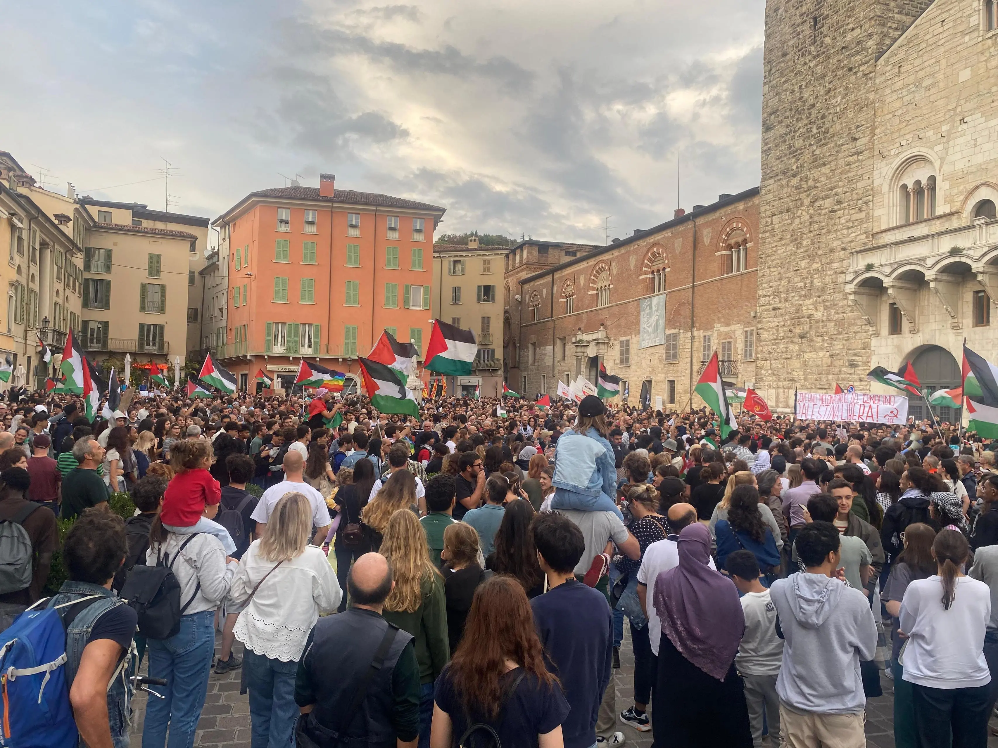La manifestazione per Gaza in piazza Paolo VI