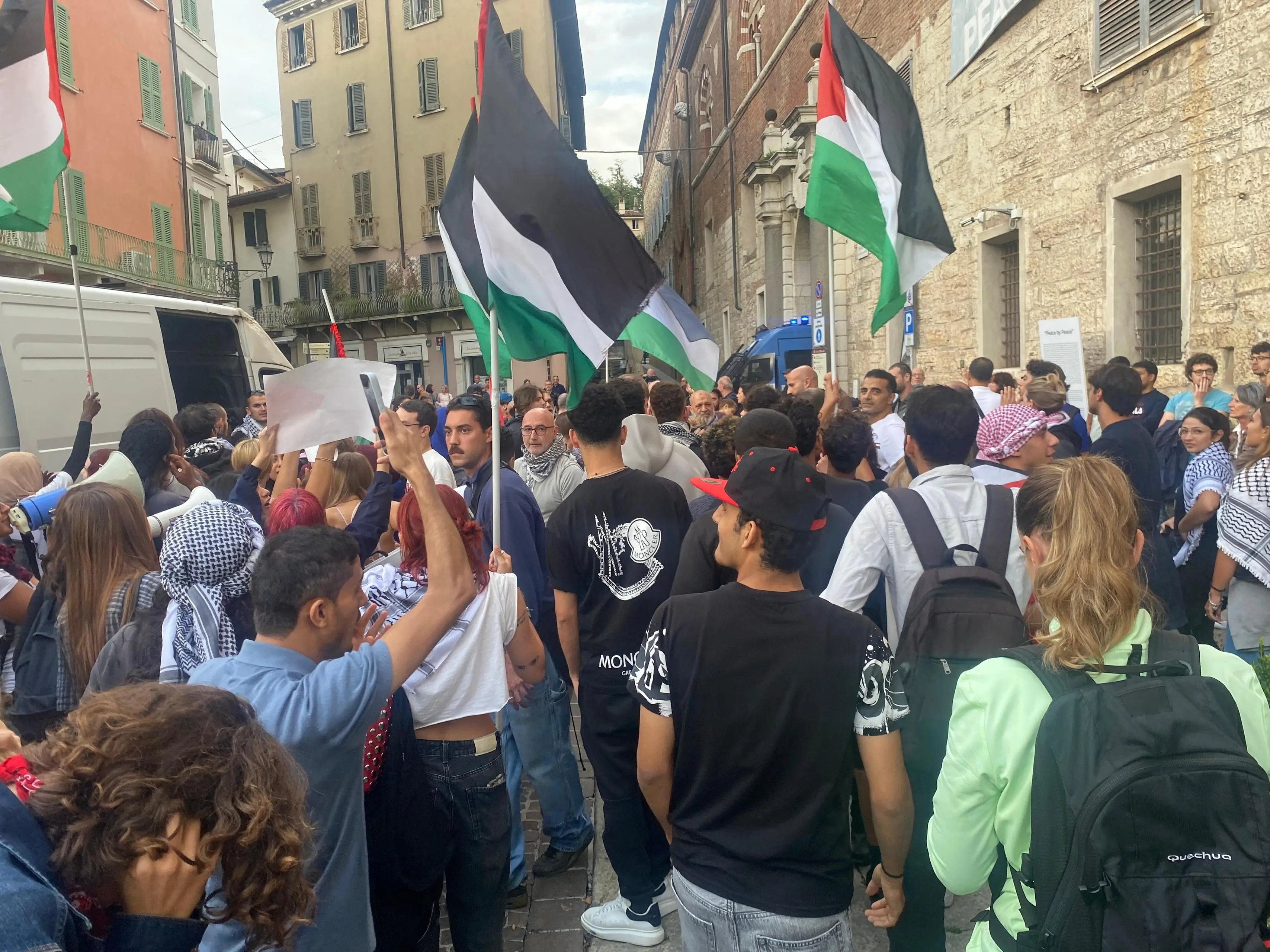 La manifestazione per Gaza in piazza Paolo VI