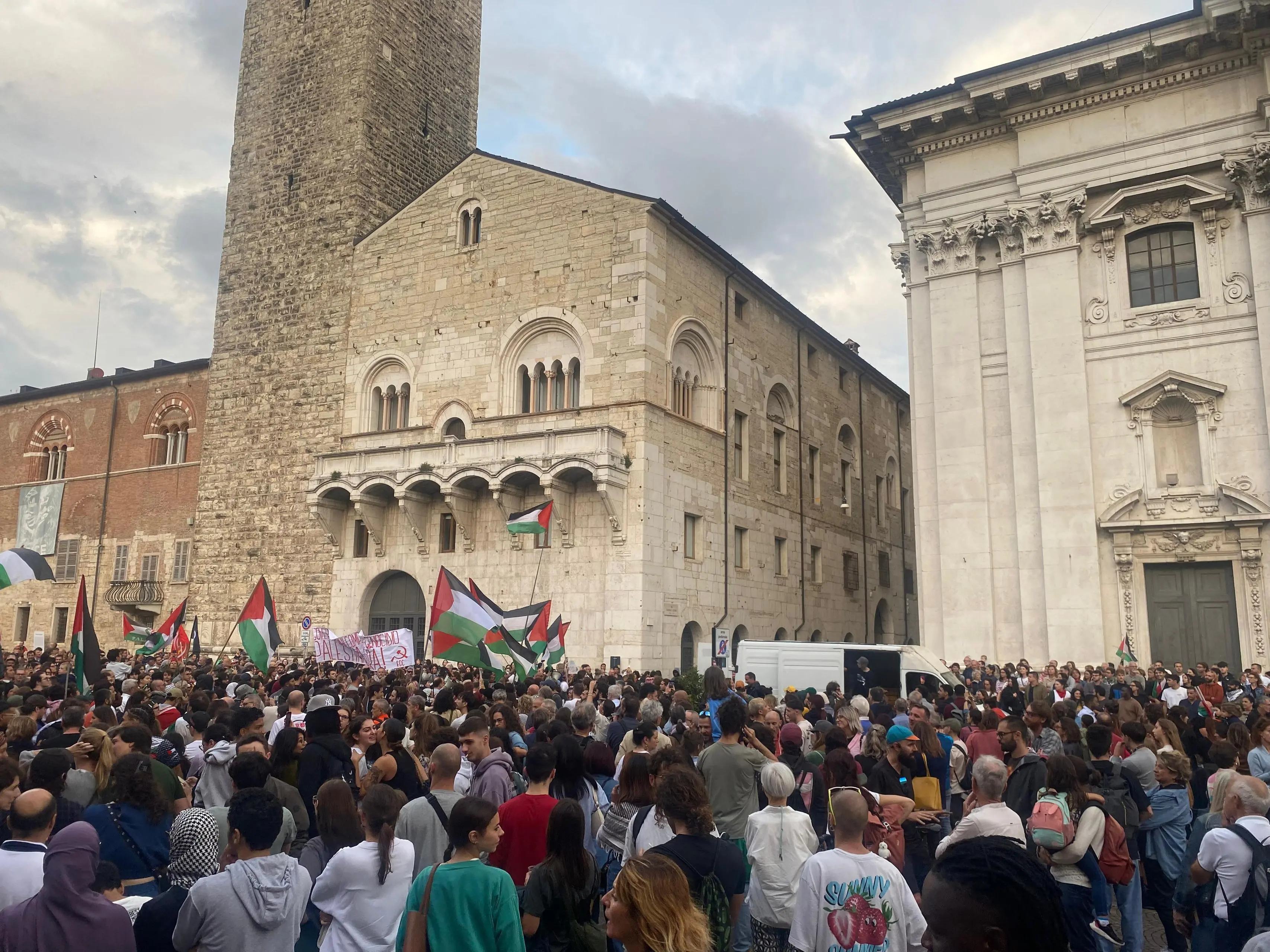 La manifestazione per Gaza in piazza Paolo VI