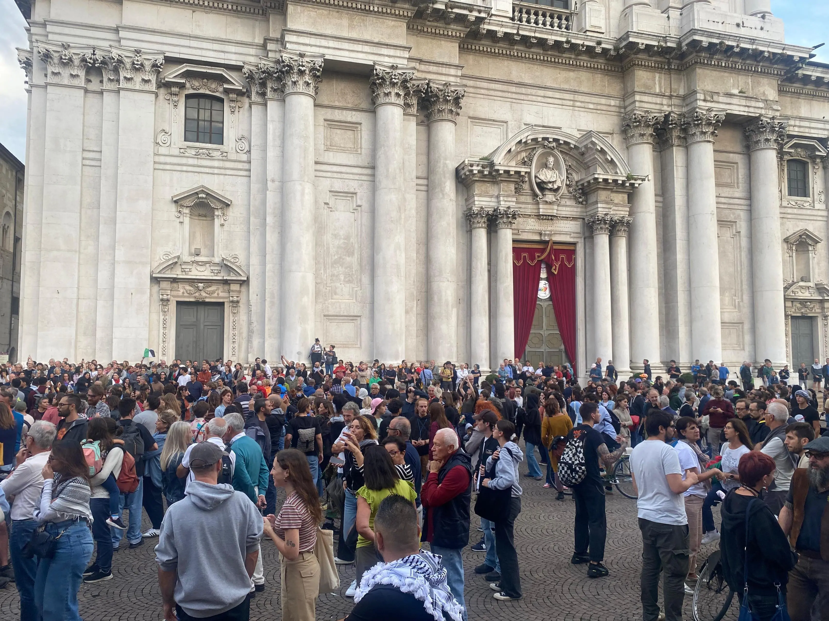 La manifestazione per Gaza in piazza Paolo VI