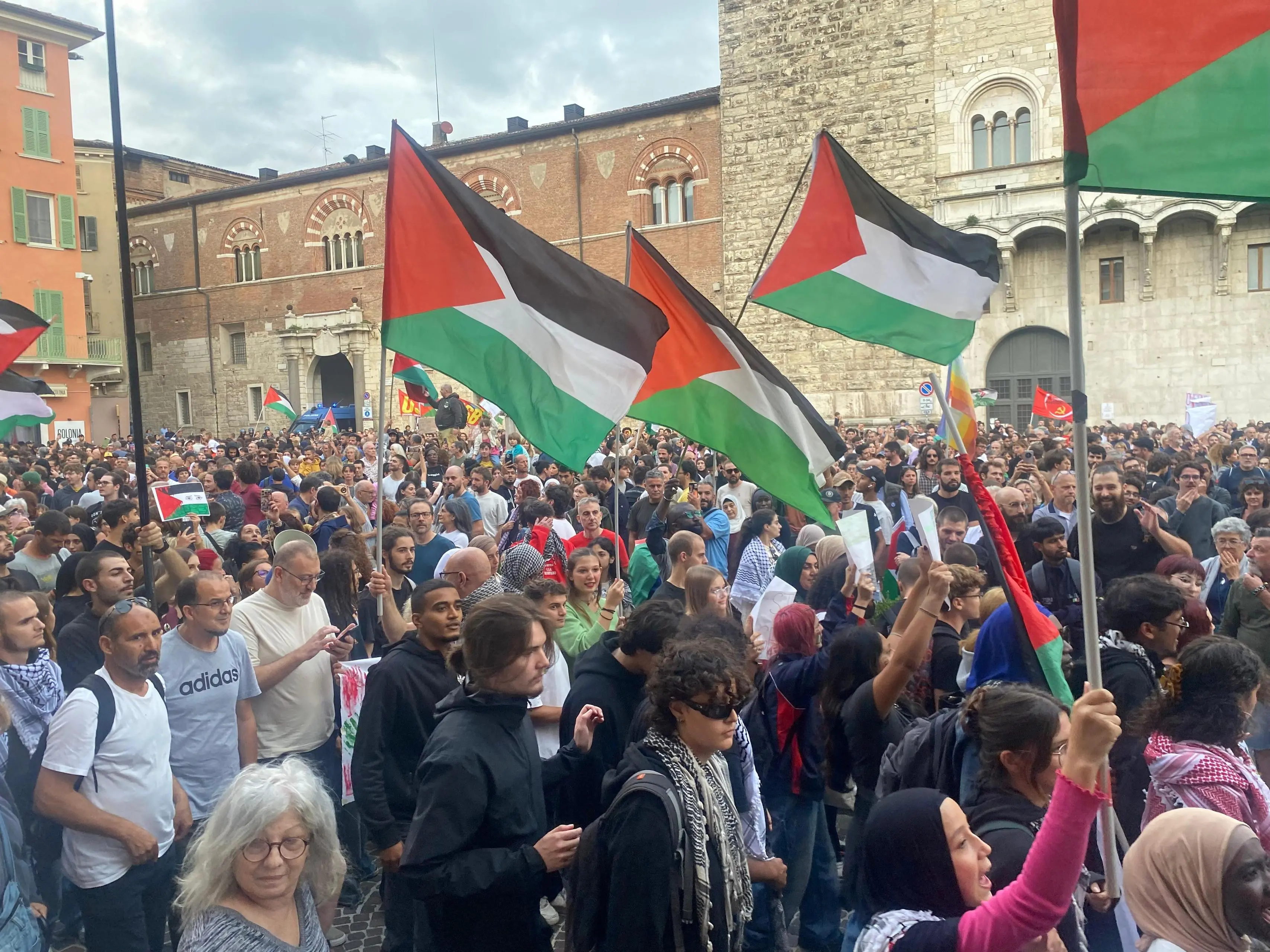La manifestazione per Gaza in piazza Paolo VI