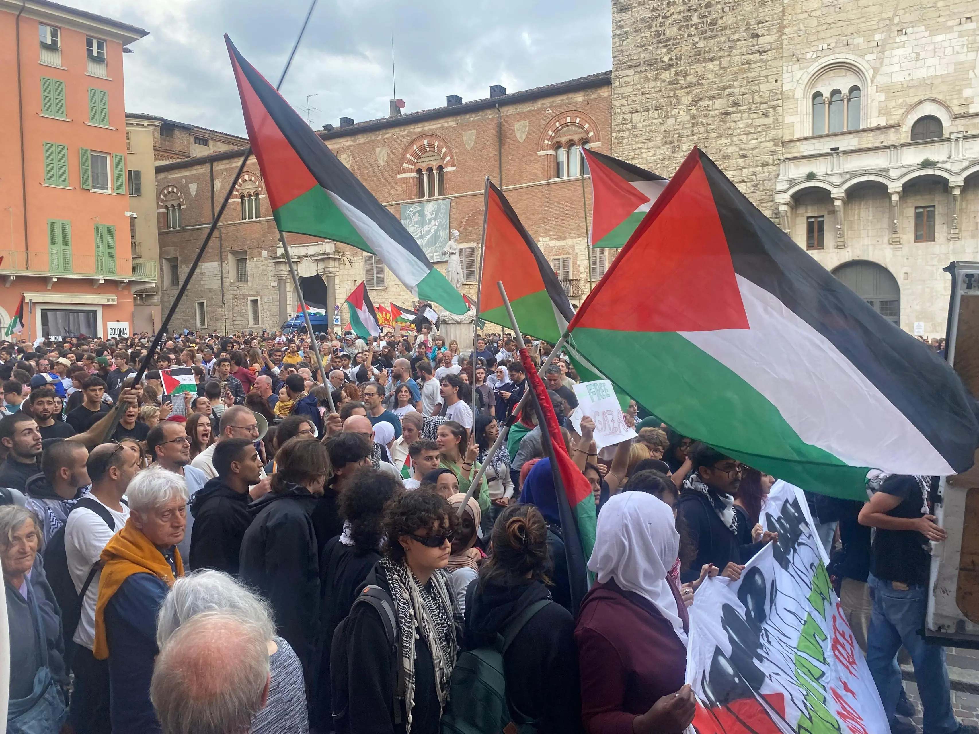 La manifestazione per Gaza in piazza Paolo VI