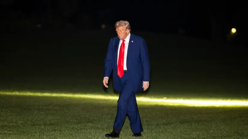 epa12397045 US President Donald Trump returns to the White House after the funeral of slain conservative activist Charlie Kirk; in Washington, DC, USA, 21 September 2025. The president did not take any questions from reporters. EPA/JIM LO SCALZO / POOL