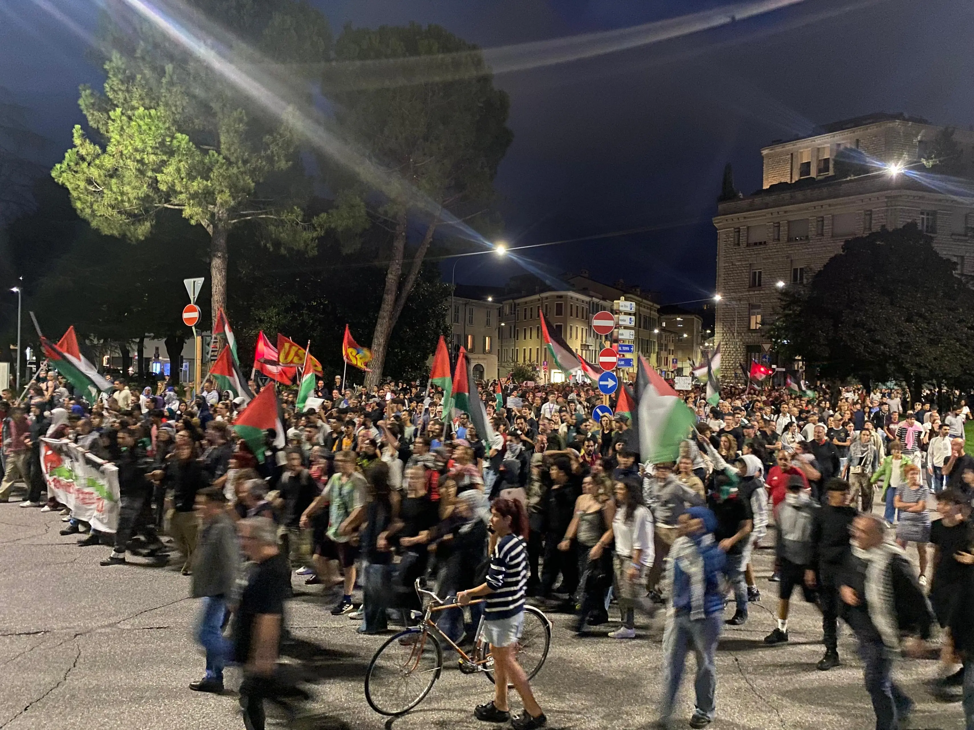 La manifestazione serale e il corteo per Gaza