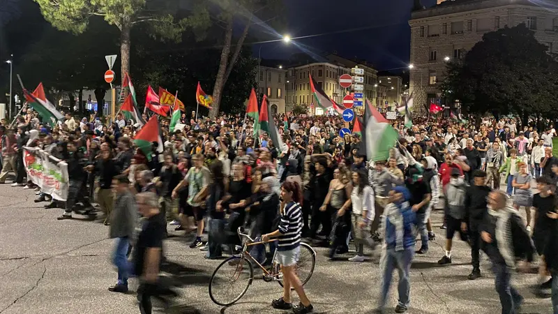 La manifestazione serale e il corteo per Gaza