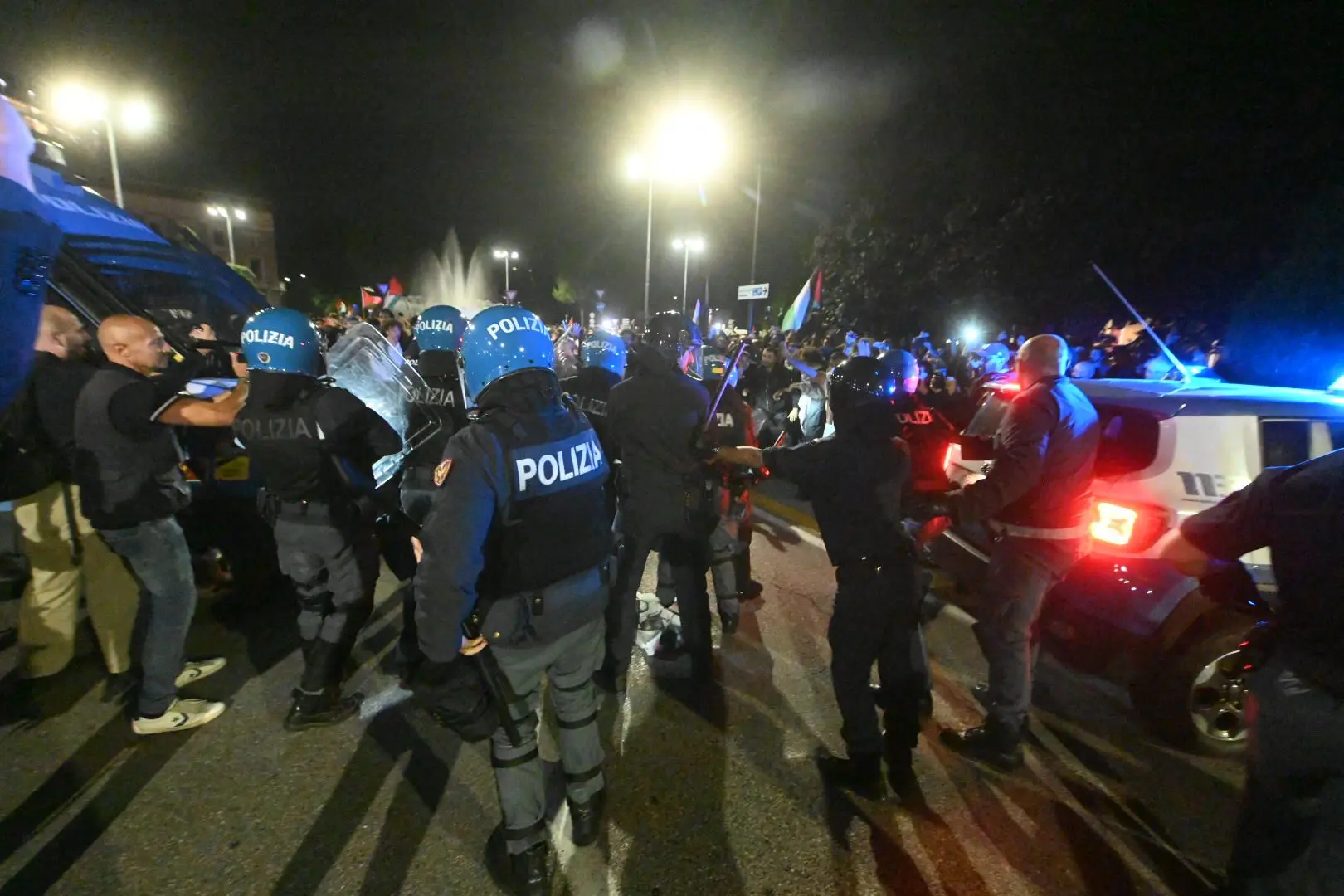Corteo per Gaza, scontri tra manifestanti e Polizia