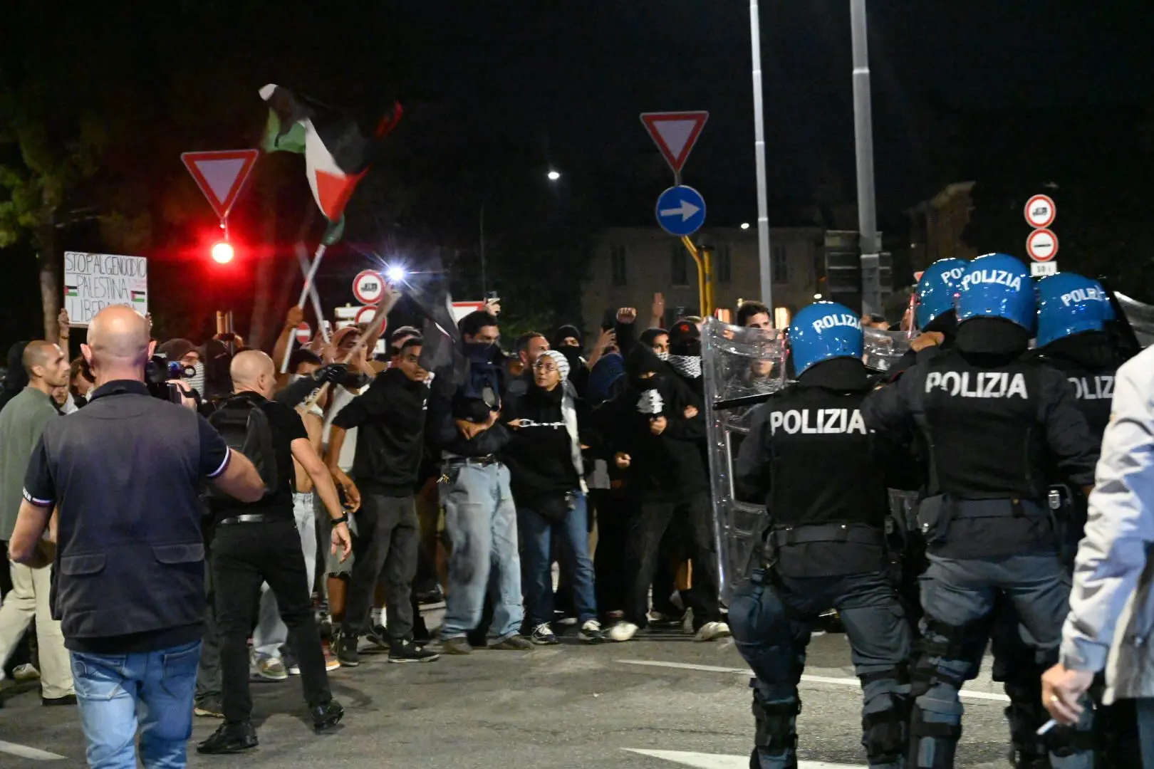 Corteo per Gaza, scontri tra manifestanti e Polizia