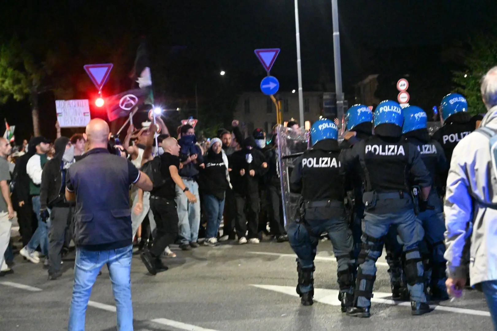 Corteo per Gaza, scontri tra manifestanti e Polizia