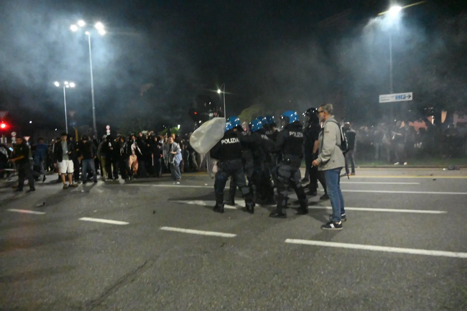 Corteo per Gaza, scontri tra manifestanti e Polizia