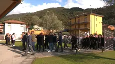 Tantissimi in corteo per l'addio a Manuel Leti - © www.giornaledibrescia.it
