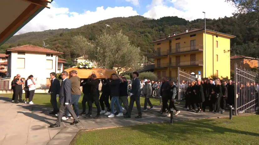 Tantissimi in corteo per l'addio a Manuel Leti - © www.giornaledibrescia.it