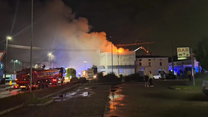Rovato, incendio in corso ancora dopo 11 ore