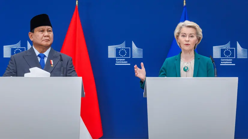 epa12235337 President of the Republic of Indonesia, Prabowo Subianto (L), and European Commission President Ursula von der Leyen (R) speak during a press point at the European Commission in Brussels, Belgium, 13 July 2025. EPA/OLIVIER MATTHYS