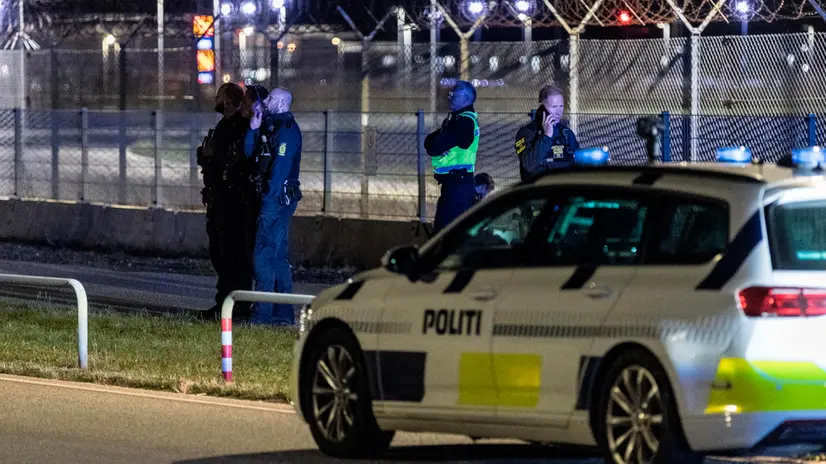 La polizia danese all'aeroporto di Copenaghen - Foto Epa/Steven Knap © www.giornaledibrescia.it