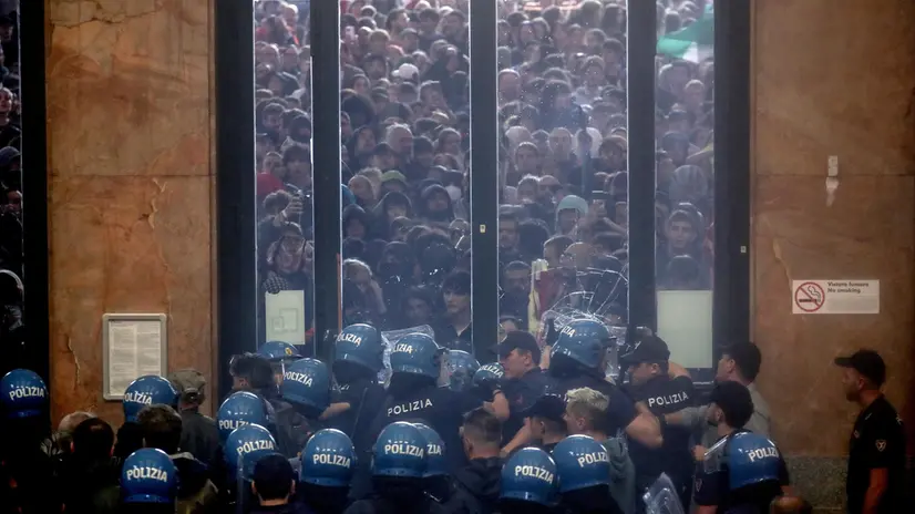 Corteo per la Palestina e scontri a Milano, 22 settembre 2025. ANSA/MOURAD BALTI TOUATI