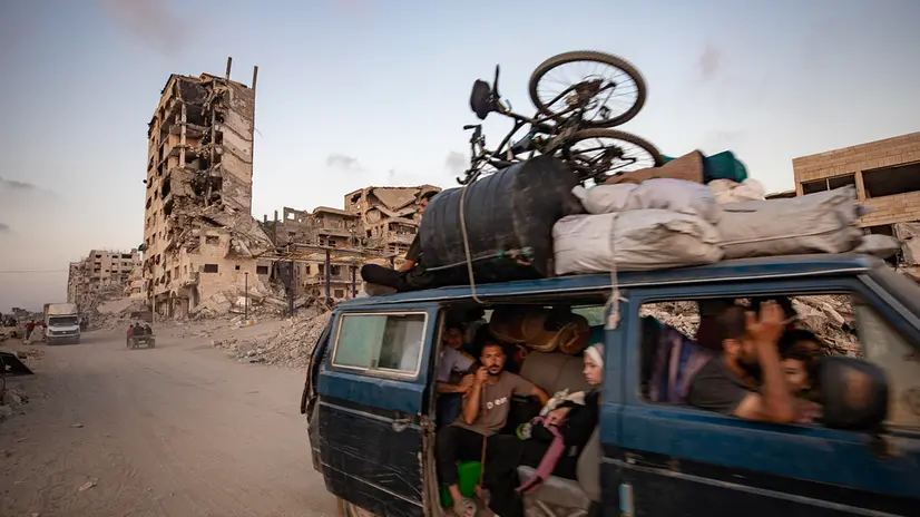 epaselect epa12398428 Internally displaced Palestinians flee with their belongings to the southern Gaza Strip along Al-Rashid Road, west of Gaza City, 22 September 2025. More than 65,300 Palestinians have been killed in the Gaza Strip since October 2023, according to the Palestinian Ministry of Health, and about 1,200 Israelis have been killed since the launch of an Israeli military campaign in response to a cross-border attack by Hamas on 07 October 2023. EPA/HAITHAM IMAD