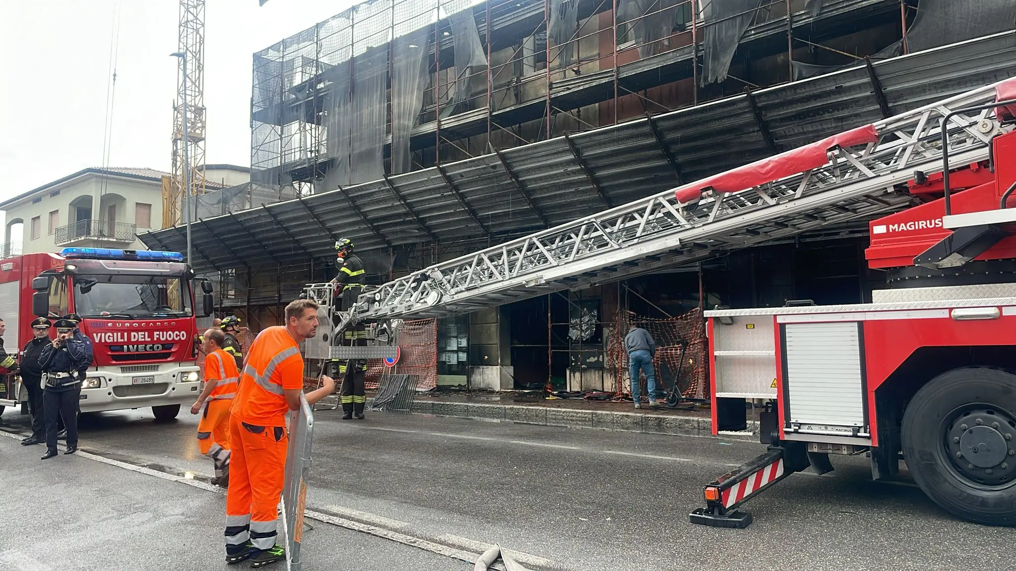 Incendio a Rovato, le operazioni di bonifica