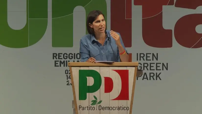 La segretaria del Pd Elly Schlein alla festa nazionale dell'Unità, in corso a Reggio Emilia. +++ Frame da diretta Facebook / Elly Schlein +++ USARE SOLO PER ILLUSTRARE OGGI LA NOTIZIA INDICATA NEL TITOLO - NON ARCHIVIARE FOTO NON IN VENDITA - DA USARE SOLO PER FINI GIORNALISTICI - NPK+++