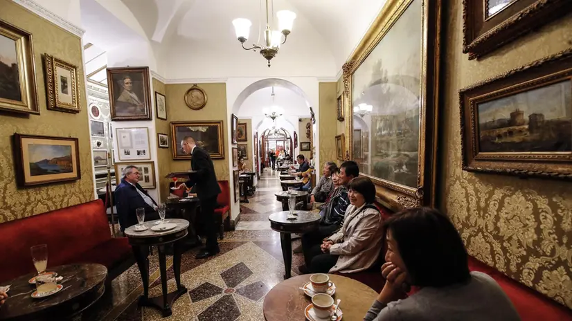 Una veduta interna dell'Antico Caffe' Greco, Roma 15 ottobre 2019. Lo storico Caffè Greco, in via dei Condotti 86 a Roma, dovrebbe essere chiuso per sfratto il 22 ottobre prossimo. Per questo l'associazione Roma Tiberina, che si batte, con Italia Nostra e altre associazioni perché il Caffè Greco continui la sua attività storica, ha organizzato una Maratona culturale nella Sala Rossa del Caffè Greco, dove saranno svolte manifestazioni a partire da domani Mercoledì 16 dalle ore 17 fino alla data prevista per la minacciata chiusura, Martedì 22. ANSA/GIUSEPPE LAMI
