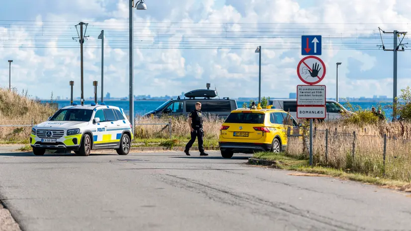 epa12399414 The police and members of the Danish Security and Intelligence Service (PET) inspect an area at DSB on Kystvejen near Copenhagen Airport in Copenhagen, Denmark, 23 September 2025. Drones were spotted near Copenhagen Airport on the evening of 22 September, and the airspace over Copenhagen was closed for four hours on the night leading to 23 September. EPA/Steven Knap DENMARK OUT