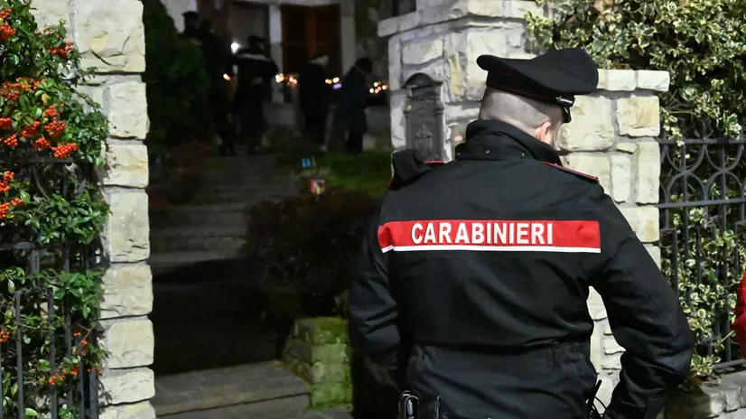 I carabinieri fuori dall'appartamento dove è rimasta ferita la bambina di tre anni - Foto Gabriele Strada/Neg © www.giornaledibrescia.it