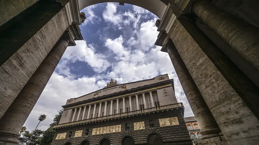 Una veduta esterna del teatro di San Carlo di Napoli, 29 agosto 2025. ANSA/CIRO FUSCO