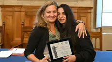 Maayan Inon e Sima Mohammed Awad hanno ritirato il premio Brescia per la pace - Foto Comune di Brescia / Christian Penocchio