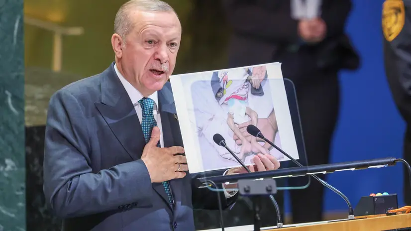 epa12400146 President of the Republic of Turkiye (Turkey) Recep Tayyip Erdogan holds a photo showing a malnurished child in the Gaza Strip, as he speaks during the General Debate of the 80th session of the United Nations General Assembly (UNGA) at the United Nations headquarters in New York, New York, USA, 23 September 2025. EPA/SARAH YENESEL