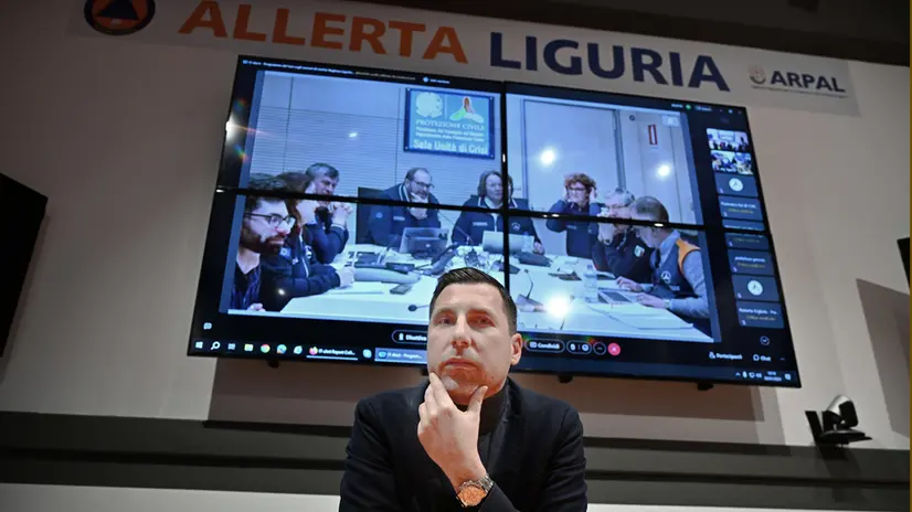 L'assessore regionale alla Protezione Civile Giacomo Giampedrone nella sala operativa durante il test localizzato del sistema di allertamento nazionale IT-alert. Genova, 30 gennaio 2024. ANSA/LUCA ZENNARO