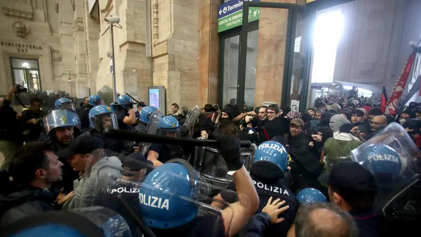 Corteo per la Palestina e scontri a Milano, 22 settembre 2025. ANSA/MOURAD BALTI TOUATI