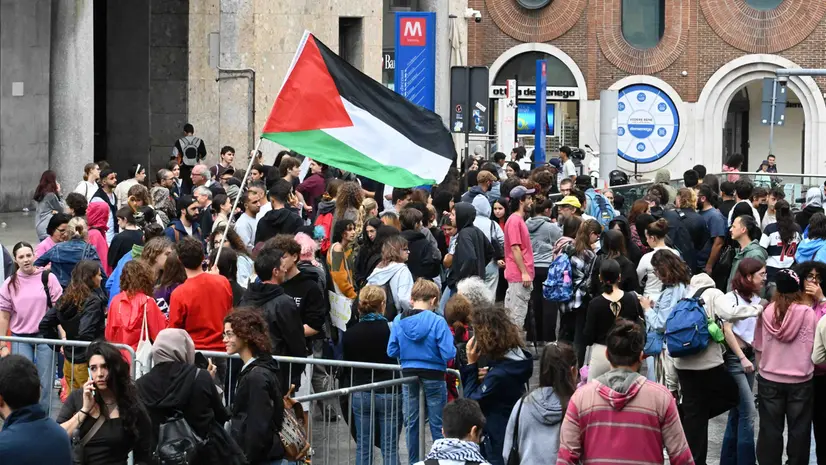 Un momento dello sciopero per Gaza in piazza Vittoria - Foto Marco Ortogni/Neg © www.giornaledibrescia.it