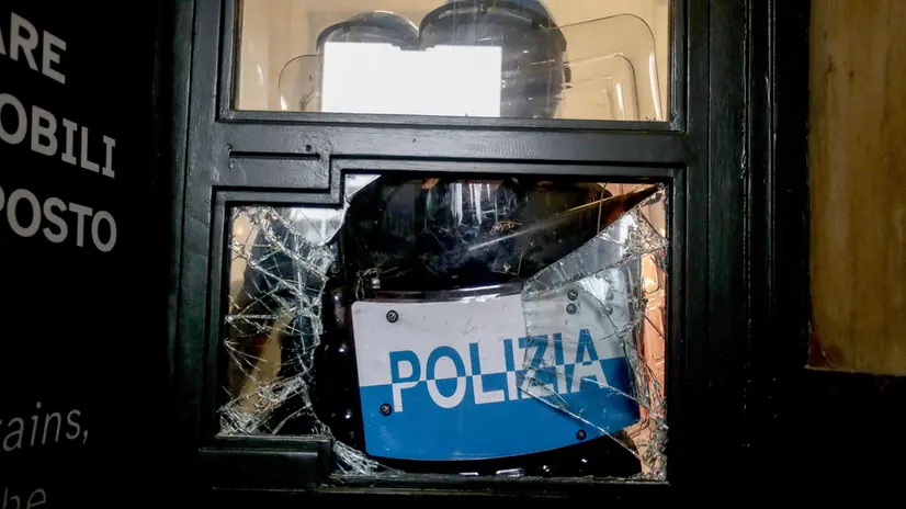 Milano, tensioni tra la Polizia e i manifestanti pro-Gaza