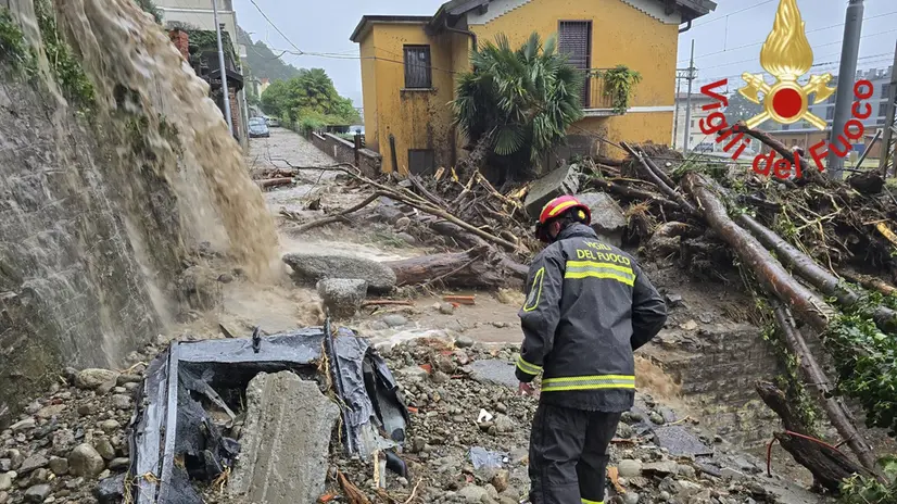 Le forti piogge della notte hanno provocato una frana sulla Sp 583 "Lariana", più o meno al confine tra i Comuni di Como e Blevio, sulla sponda orientale del ramo comasco del Lago di Como. A causa della presenza di detriti sulla carreggiata, provocati dal maltempo è temporaneamente chiusa, in entrambe le direzioni, la strada statale 340 "Regina" in località Colonno (Como). +++FOTO DIFFUSA DALL'UFFICIO STAMPA - USARE SOLO PER ILLUSTRARE OGGI LA NOTIZIA INDICATA NEL TITOLO - NON ARCHIVIARE - NON VENDERE - NON USARE PER FINI NON GIORNALISTICI - NPK+++
