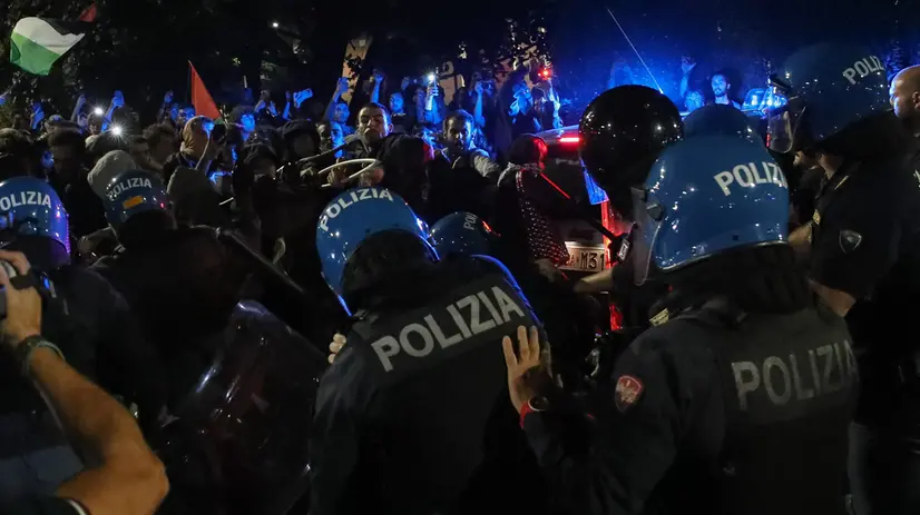 La Polizia durante la manifestazione per Gaza di lunedì sera a Brescia - Foto New Reporter Nicoli © www.giornaledibrescia.it