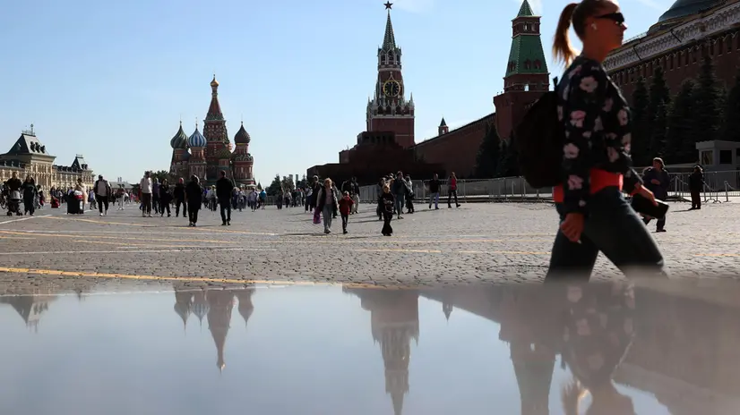 epa12374093 People walk on the Red Square during Moscow City Day celebrations in Moscow, Russia, 13 September 2025. This year's Moscow City Day marks the city's 878th birthday and is celebrated on 13 and 14 September 2025, with a wide range of events including concerts, open-air shows, and exhibitions. EPA/MAXIM SHIPENKOV