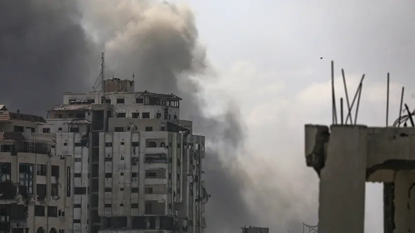 epaselect epa12400290 Smoke rises following an Israeli airstrike on Gaza City, 23 September 2025. More than 65,300 Palestinians have been killed in the Gaza Strip since October 2023, according to the Palestinian Ministry of Health, and about 1,200 Israelis have been killed since the launch of an Israeli military campaign in response to a cross-border attack by Hamas on 07 October 2023. EPA/MOHAMMED SABER