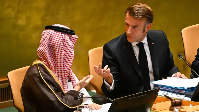 Il presidente francesce Emmanuel Macron con il ministro degli esteri saudita, il principe Faisal bin Farhan © www.giornaledibrescia.it