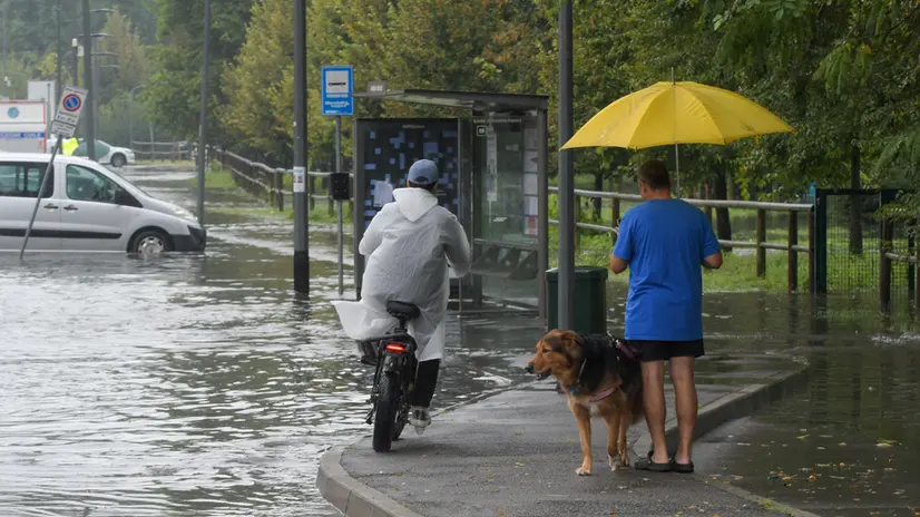 Disagi per l’esondazione dai tombini del fiume Lambro a causa del maltempo e delle forti piogge in via Elio Vittorini a Milano. ANSA/ANDREA/CANALI