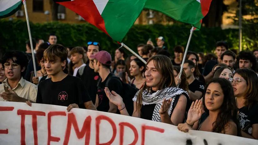 Studenti con slogan e bandiere della Palestina durante la manifestazione di protesta contro il genocidio a Gaza durante le celebrazioni per i 90 anni della costruzione della citta’ universitaria La Sapienza, Roma, 12 giugno 2025. ANSA/RICCARDO ANTIMIANI