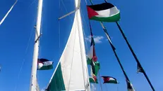 Bandiere palestinesi su una barca della Global Sumud Flotilla - Foto Ansa © www.giornaledibrescia.it