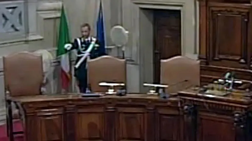 In un frame tratto da un filmato televisivo, un carabiniere sembra accennare dei passi di danza nell'aula vuota della Cassazione, prima della lettura della sentenza sul caso Mediaset. ANSA +++ EDITORIAL USE ONLY ++ NO SALES ++