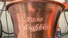 Il grande paiolo in rame messo in palio per i vincitori - © www.giornaledibrescia.it