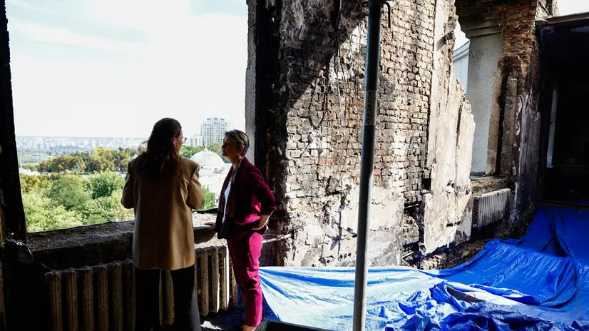 epa12371319 British Foreign Secretary Yvette Cooper (R) and Prime Minister of Ukraine Yulia Svyrydenko (L) visit the headquarters of the Ukrainian Cabinet of Ministers, which was damaged during a recent missile and drone attack, amid Russia's invasion of Ukraine, in Kyiv, Ukraine, 12 September 2025. EPA/VALENTYN OGIRENKO / POOL