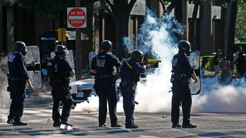 epa08455273 Police officers face off with demonstrators during protests over the Minneapolis arrest of George Floyd, who later died in police custody, in Dallas, Texas, USA, 30 May 2020. A bystander's video posted online on 25 May, appeared to show George Floyd, 46, pleading with arresting officers that he couldn't breathe as an officer knelt on his neck. The unarmed Black man later died in police custody. EPA/LARRY W. SMITH